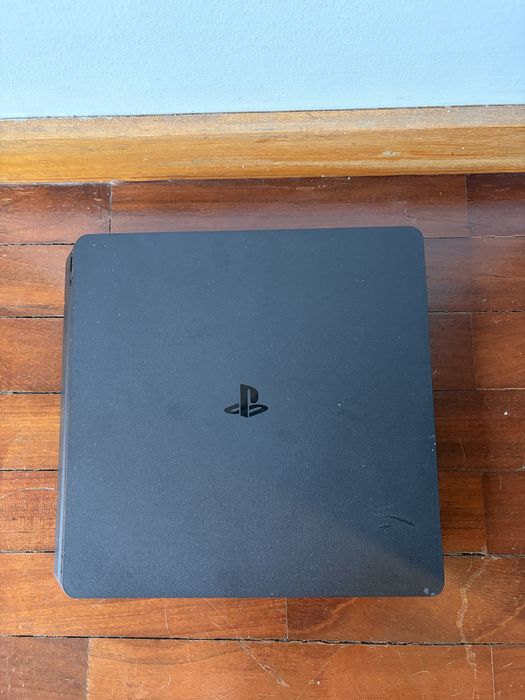 Playstation 4 com comando preto