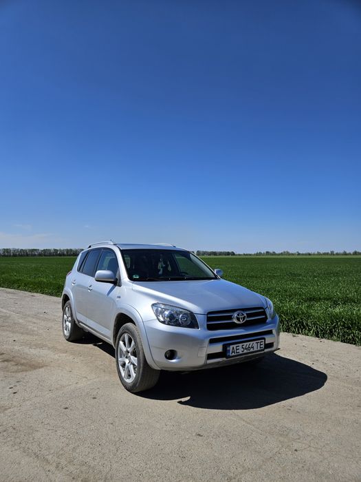 Машина Toyota rav4