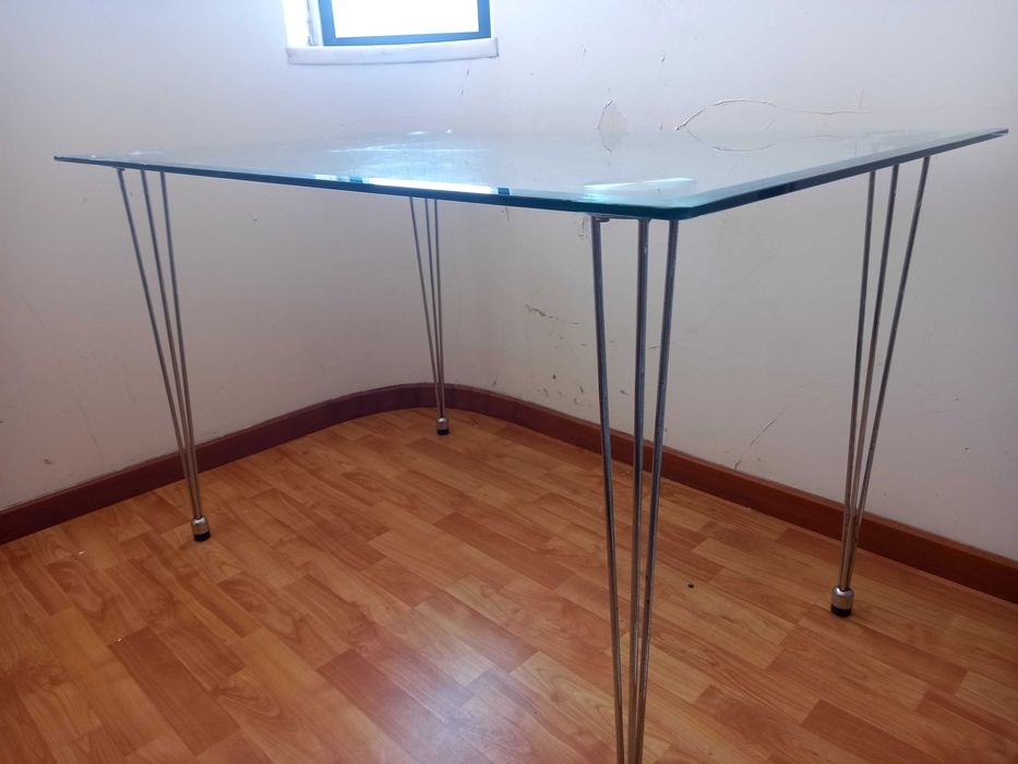 Mesa rectangular tampo de vidro com pés metálicos cromados