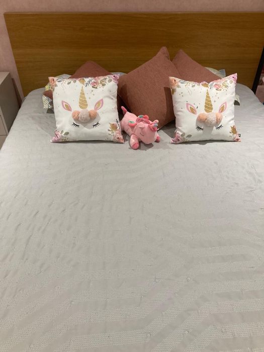 Cama casal 160x200, 4 gavetoes de arrumacao e estrado