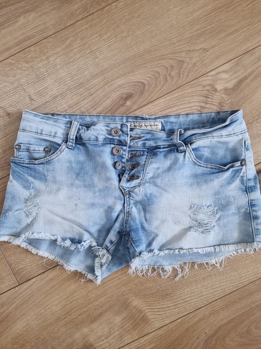 4. Szorty jeansowe! Krótkie spodenki z przetarciami dżins r. S/M