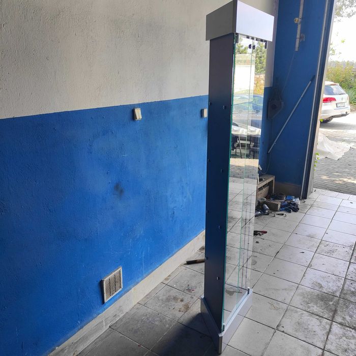 Witryna narożnikowa podświetlana