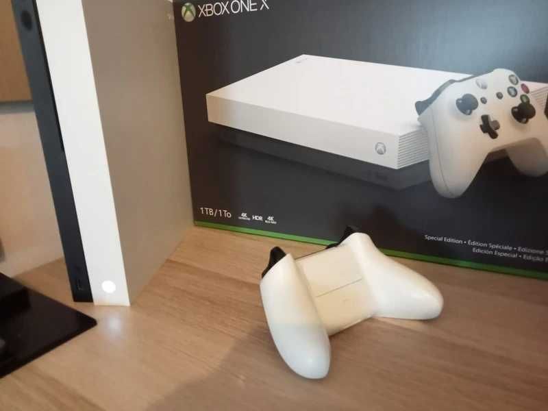 Xbox One X 1TB Robot White