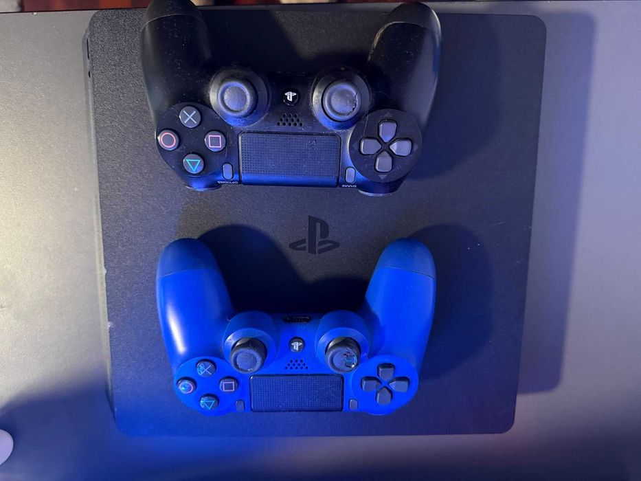 PS4 1TB + 2 Comandos