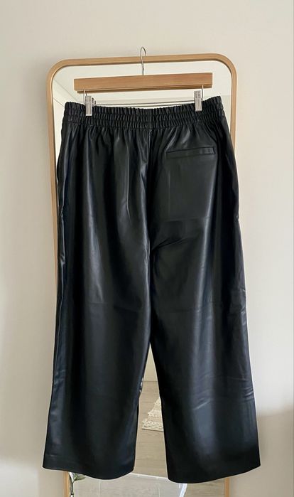 Calças wide leg da Oysho a imitar pele