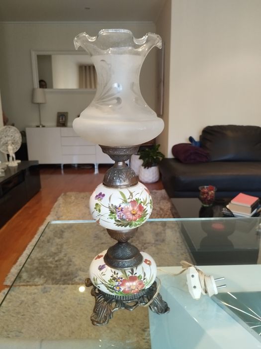 Candeeiro em loiça.