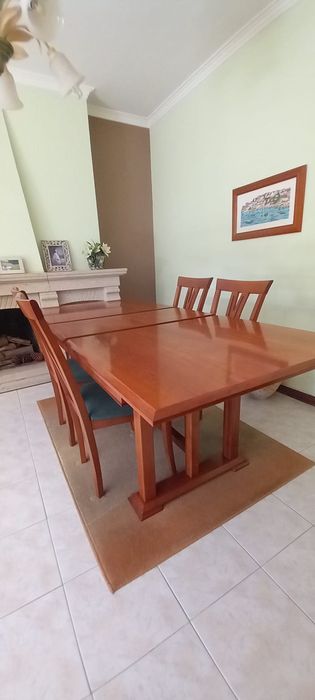 mesa de jantar com cadeiras