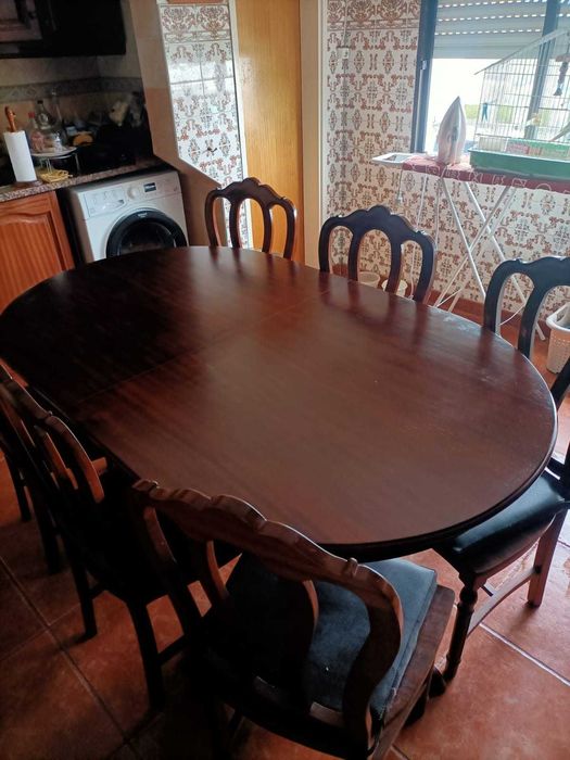 Mesa de Jantar Oval em Madeira + 6 Cadeiras Trabalhadas (Excelente Estado)