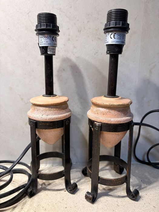 Par de candeeiros de mesa vintage em ferro e cerâmica