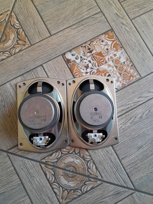 Продам два динамика 40вт 4 ома от автомобиля шевролет.очень хоршие.
