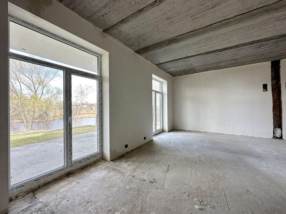 Будинок з терасою біля озера неподалік Бучанського парку