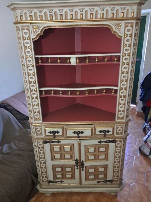 Vendo armario mt antigo em bom estado com 3 cavetas mt bom