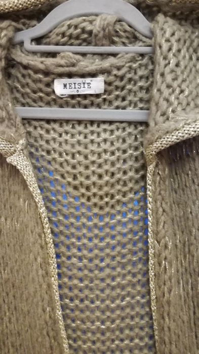 Długi sweter złota nitka oversize z kapturem