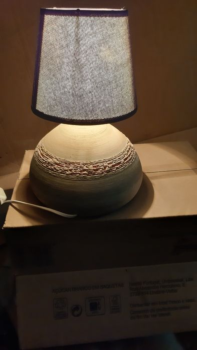 Dois candeiros de mesa em bom funcionamento