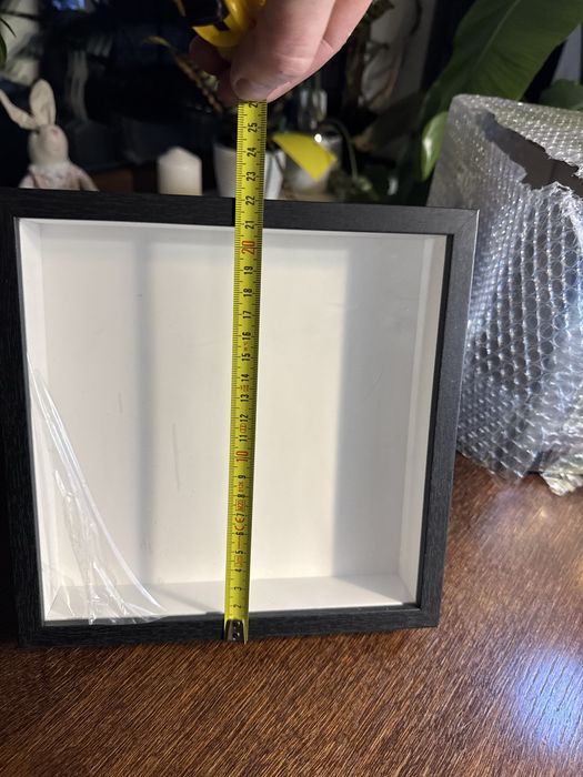 czarna, głęboka ramka typu shadow box do ekspozycji przedmiotów
