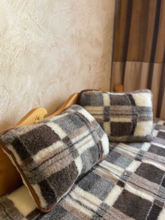 Dwie poduszki (60x40cm) z wełny owczej Merino 100%