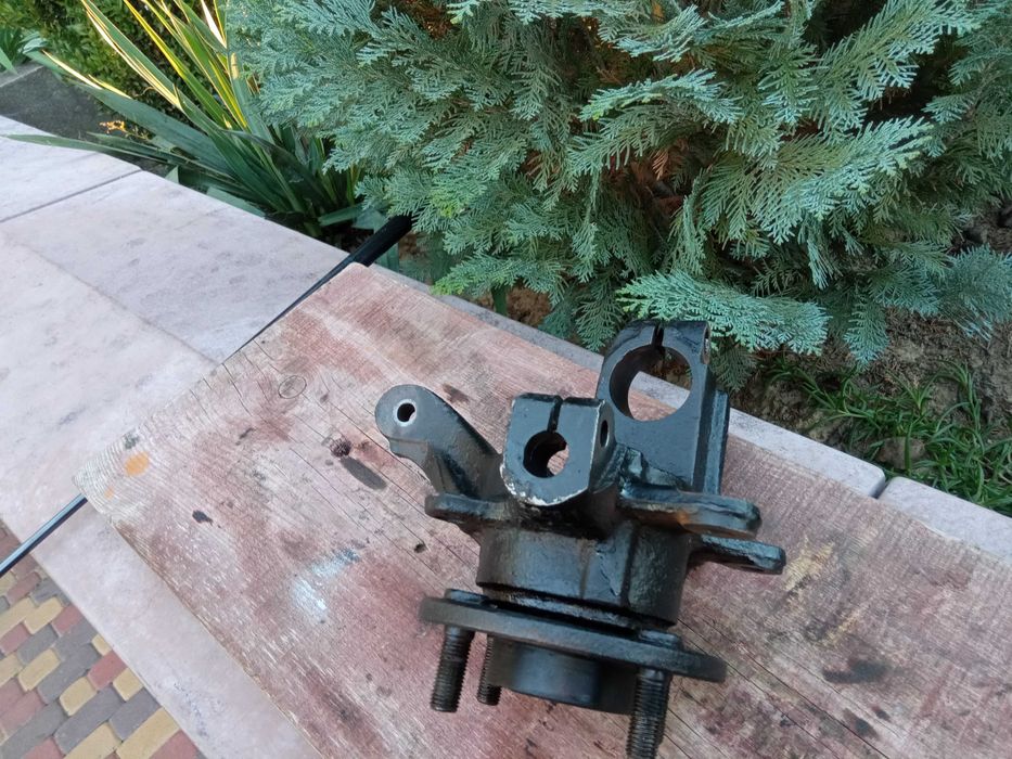 Цапфа зі ступицею і підшипником передня Фієста Кур'єр Мк4