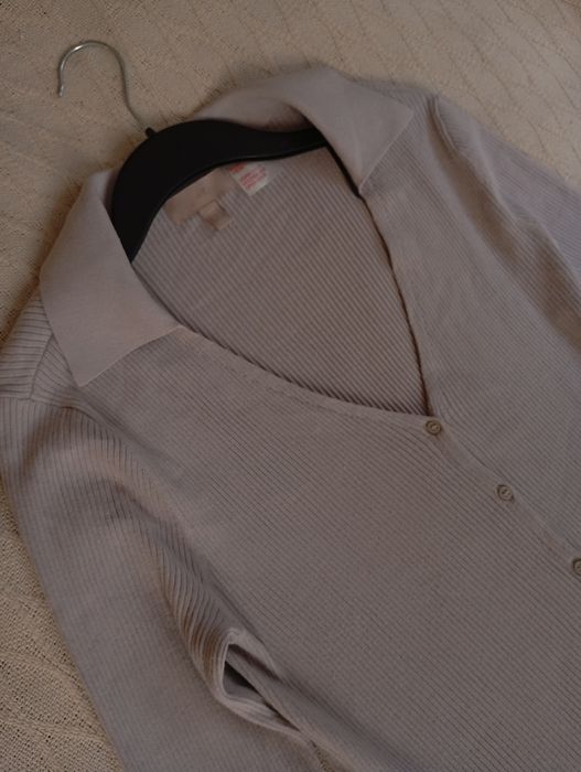 H&M M-XL długa sukienka midi w prążki szaro-beżowa z kołnierzem