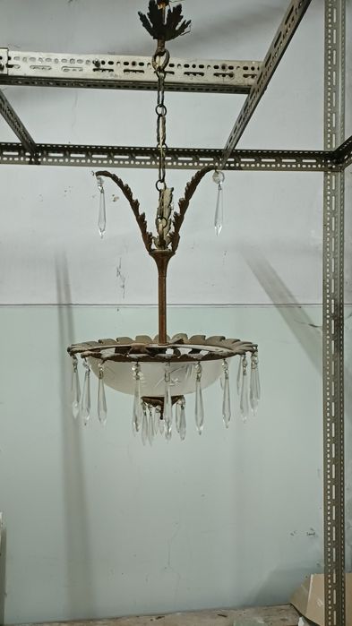 Candeeiro antigo de teto com pingentes