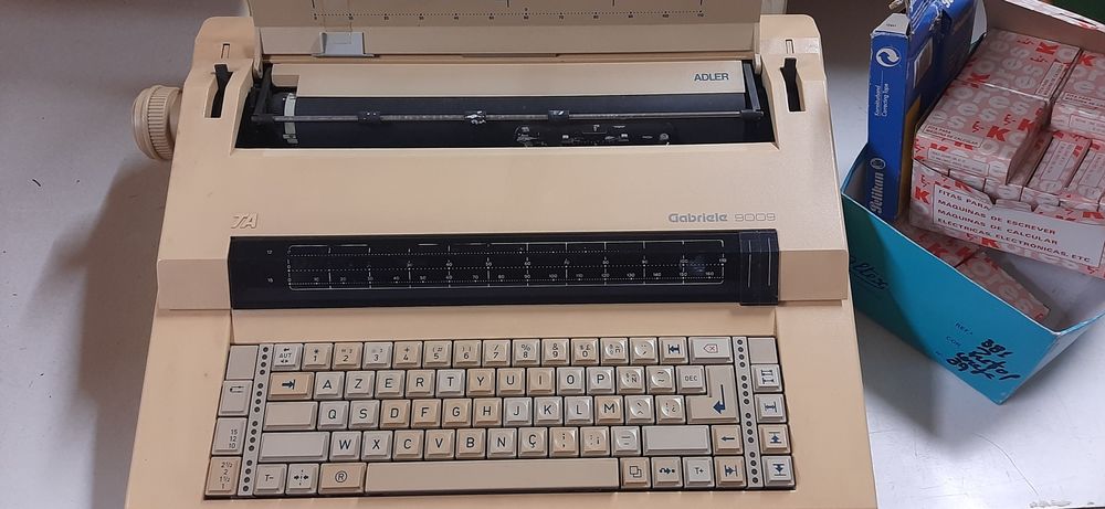 Máquina de escrever antiga gabriele 9009