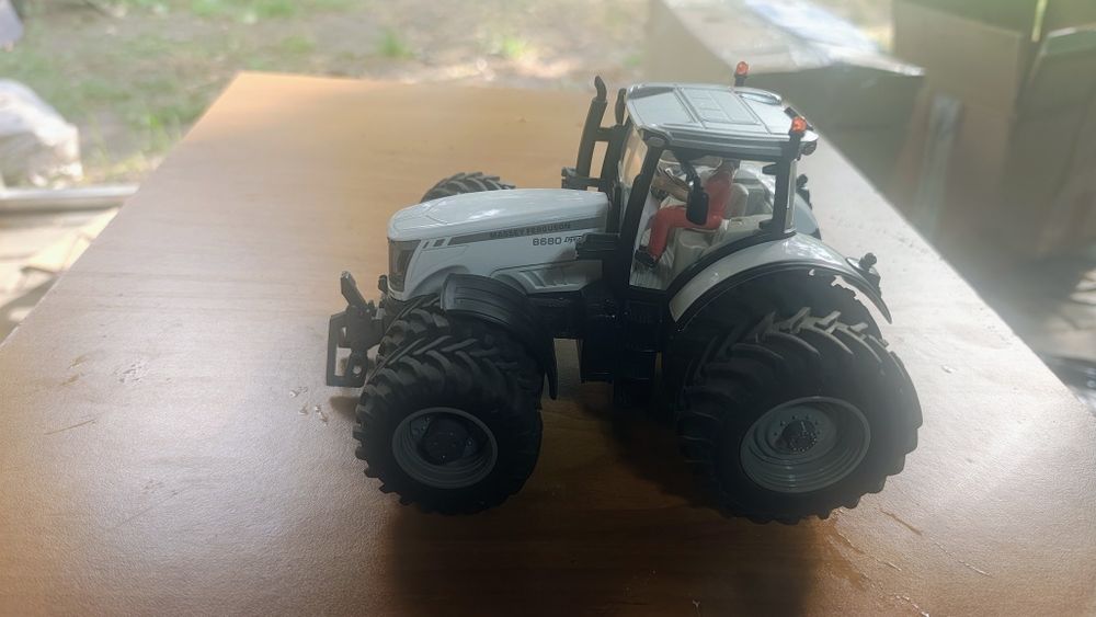 Siku traktor massey ferguson