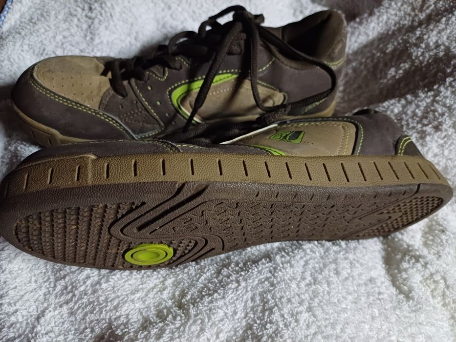 Vende se Sapatilhas  Deeply