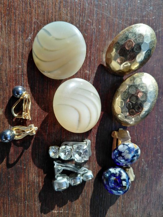 Brincos com cristais, brincos pendentes e argolas