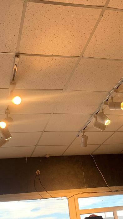 В продажі світильники та інше для магаза