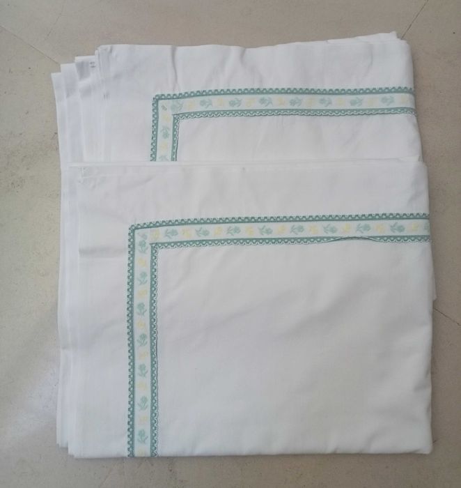 2 lençoís com 2,23 x 1,43 m