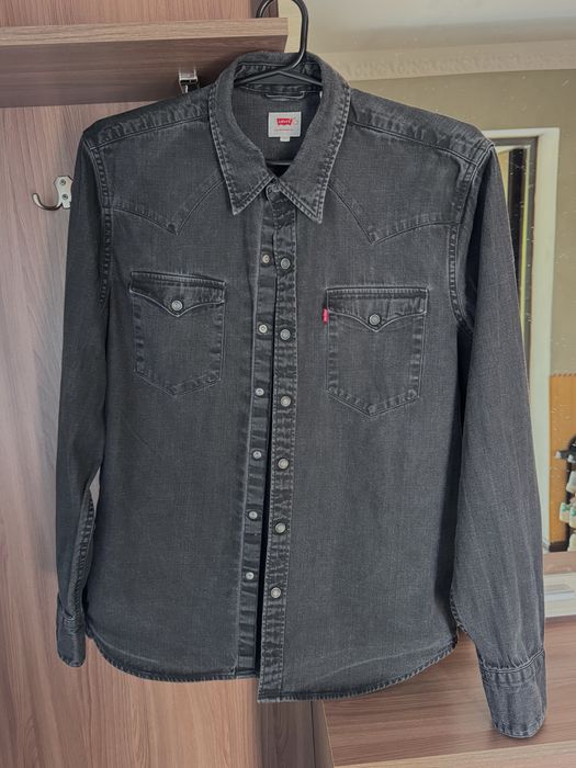 стандартна чоловіча джинсова сорочка від бренду Levi's