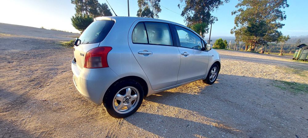 Toyota Yaris 1.0 a gasolina de 2006