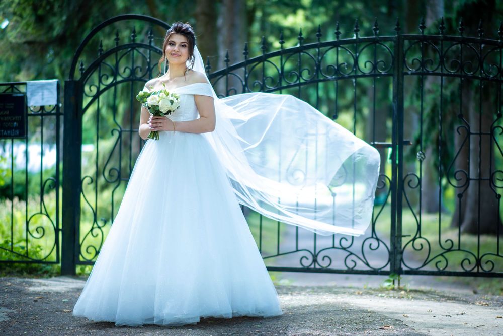 Сяюча весільна сукня, айворі.