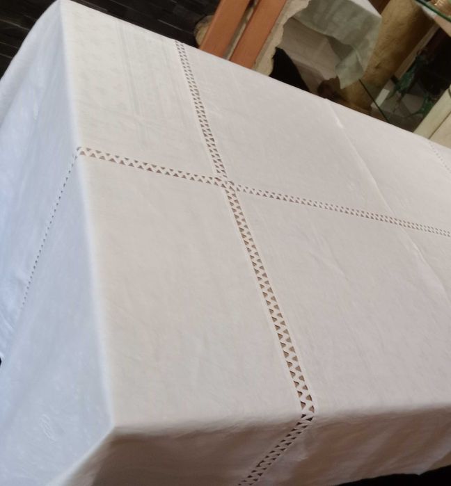 Toalha secular, em tecido Damasco, com entremeio, 2,5 X 1,5 metro