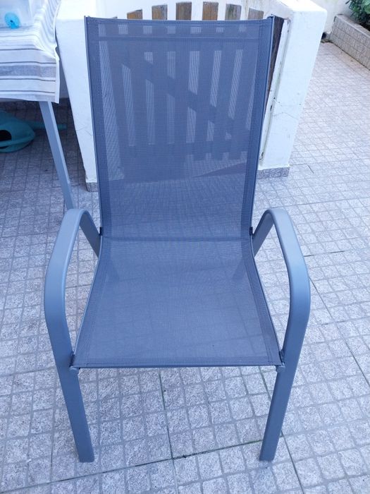 Cadeira cinzenta para jardim