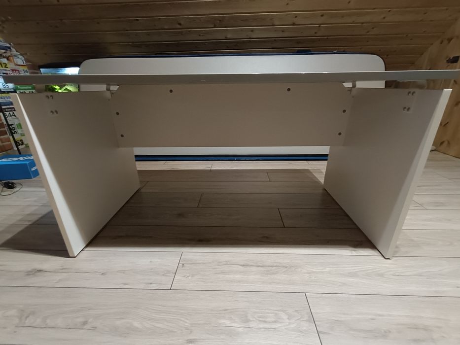 Biurko z dużym blatem