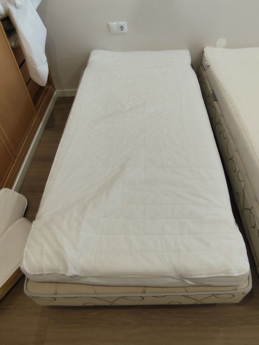 2 Camas individuais com colchões e resguardos