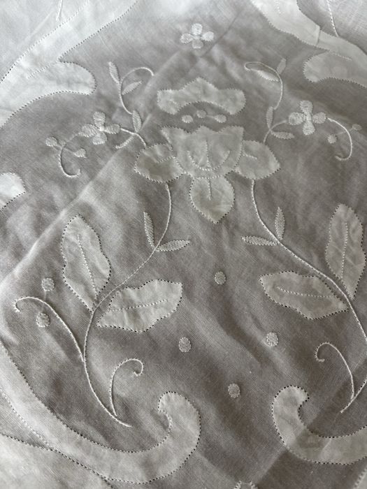 Toalha de mesa grande em voile de algodão com bordado manual