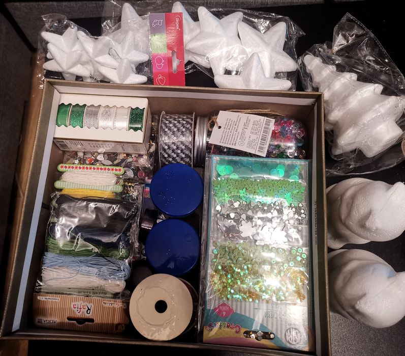 Zestaw kreatywny do zdobienia - koraliki, rafia plus figurki