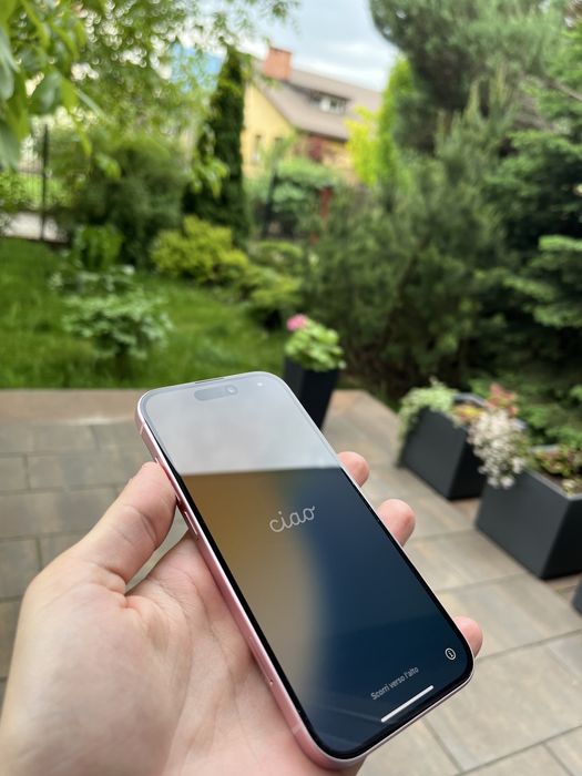 iPhone 15 różowy stan igła