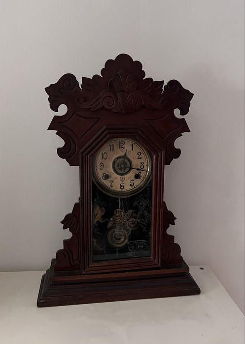 Relógio antigo de pé