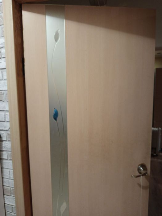 продам межкомнатную дверь б/у с коробкой без порога