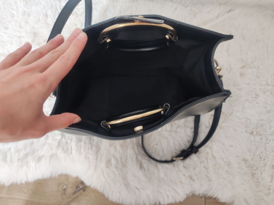 Torebka czarna na ramię złote dodatki