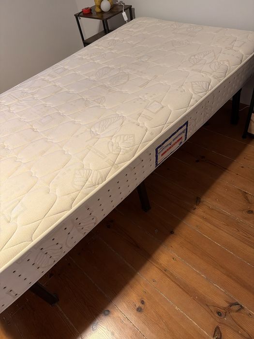 Cama e estrado como novos .