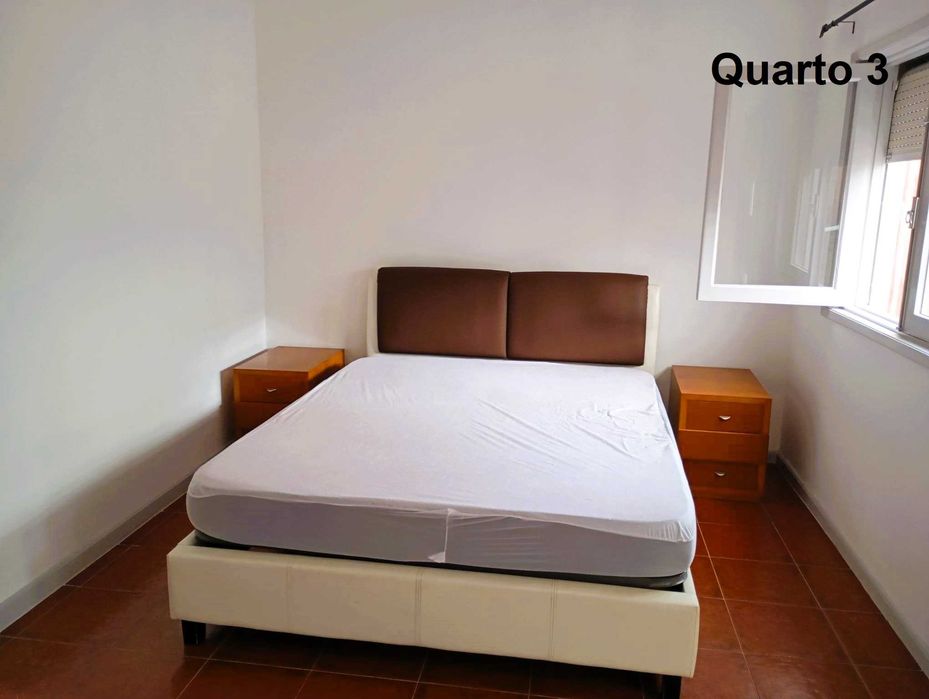 Quarto mobilado em moradia T3