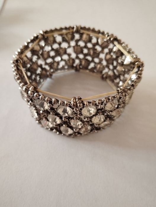 Seis pares de brincos novos, pulseira e anéis