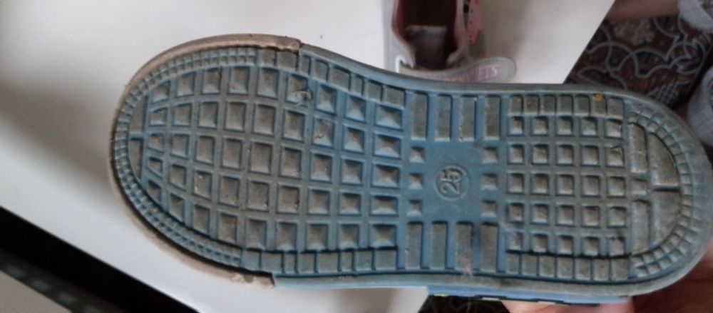 Продам черевички з принтом свинки Пеппи 25 розміру