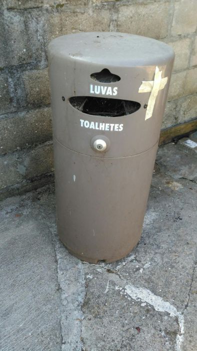 Caixote de lixo muito prático com contentor movivel