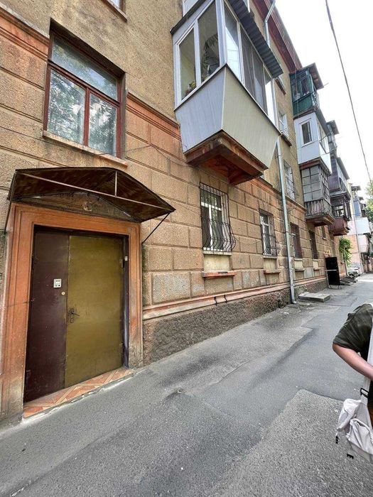 ПРОДАМ трикімнатну квартиру 91 м2 зі своїм окремим фасадним входом та підвалом у сталінці, Приморський район