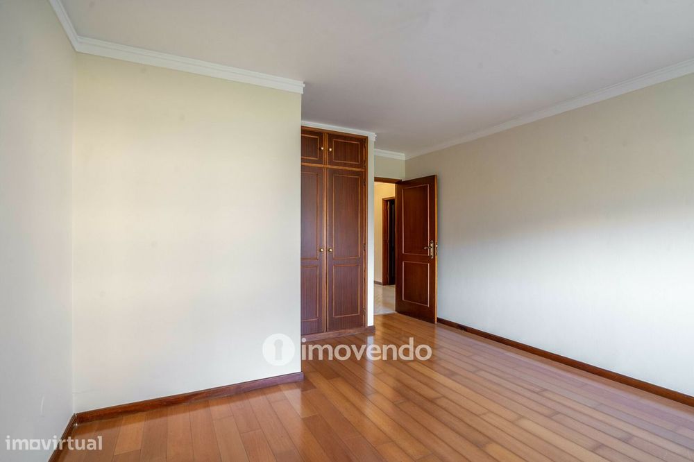 Apartamento T2, com estacionamento e arrecadação, no Porto