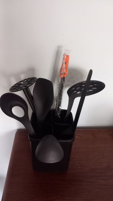 Zestaw Neo łyżek z pojemnikiem tupperware